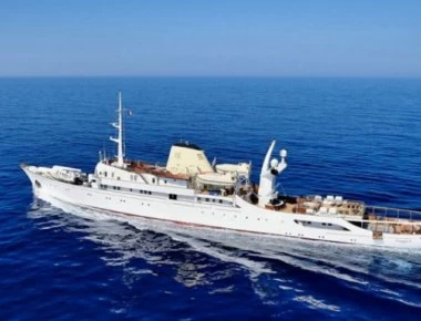 Παλιές καλές δόξες: Αγκυροβόλησε στον Πόρο η θρυλική θαλαμηγός του Αριστοτέλη Ωνάση, «Christina O» (βίντεο)